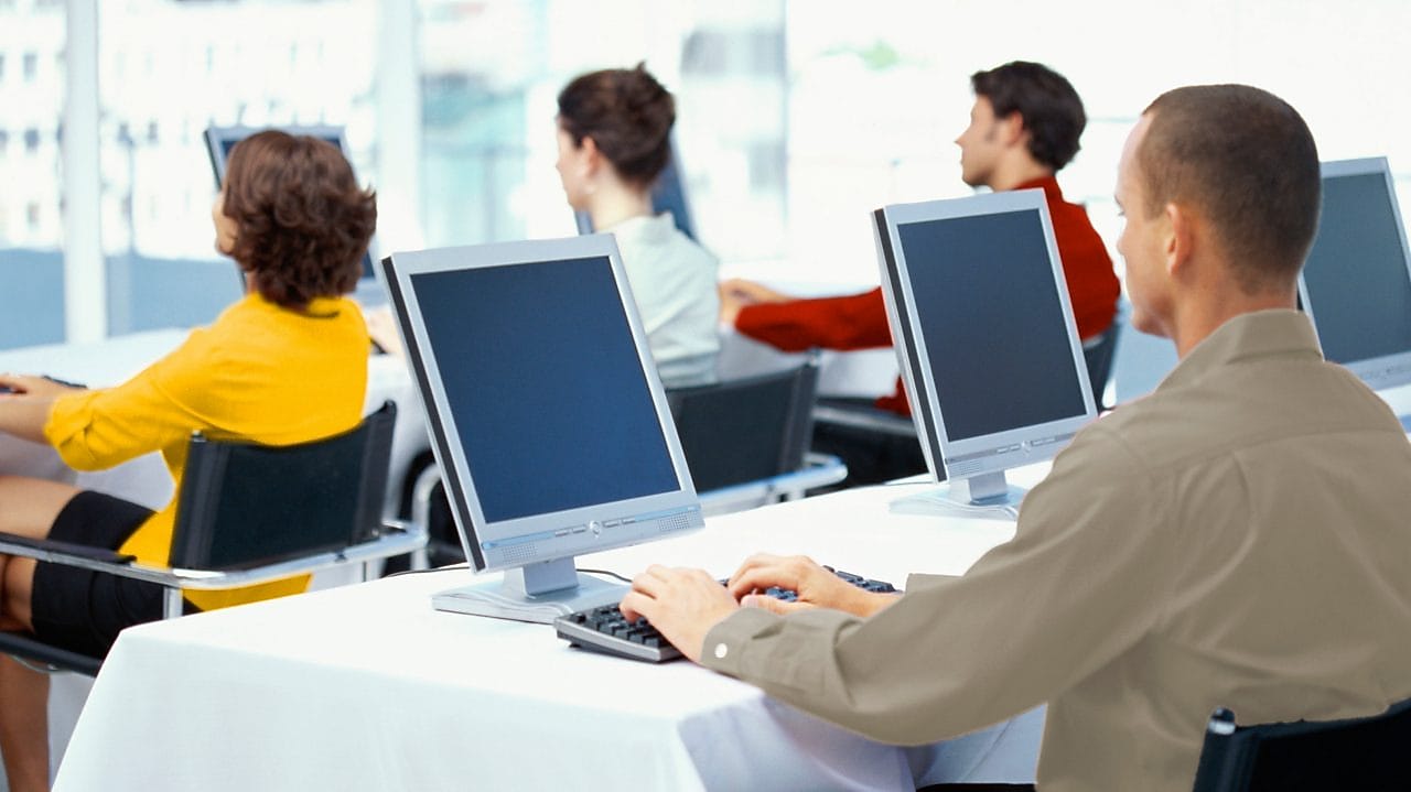 在辦公室使用電腦的員工