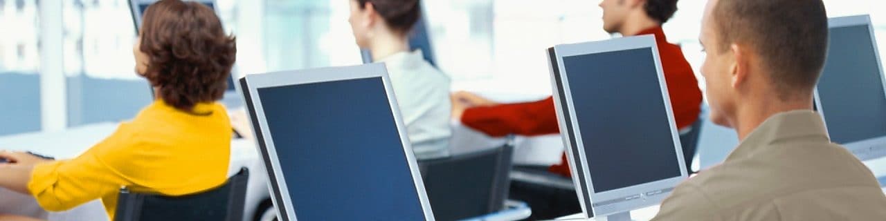 在辦公室使用電腦的員工