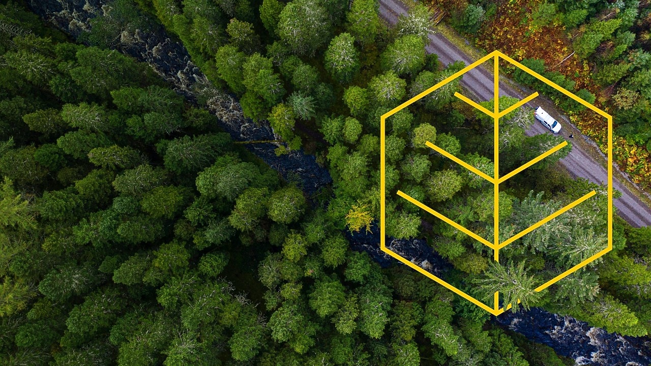 航拍：一條河流和一輛行駛在松樹林的道路上的白色卡車，上面有「尊重自然」的輪廓圖