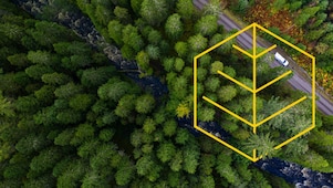 航拍：一條河流和一輛行駛在松樹林的道路上的白色卡車，上面有「尊重自然」的輪廓圖