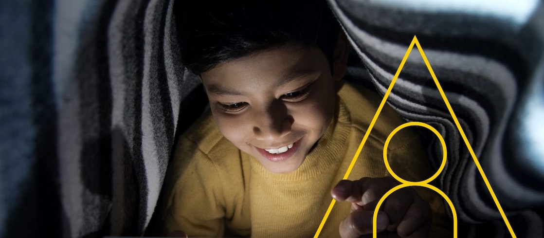 照片:一名小男孩正在看平板電腦,上面有「賦能生活」的輪廓圖