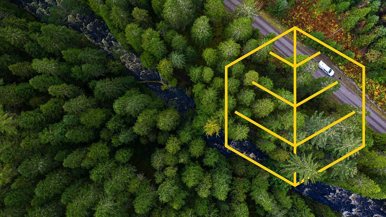 航拍：一條河流和一輛行駛在松樹林的道路上的白色卡車，上面有「尊重自然」的輪廓圖