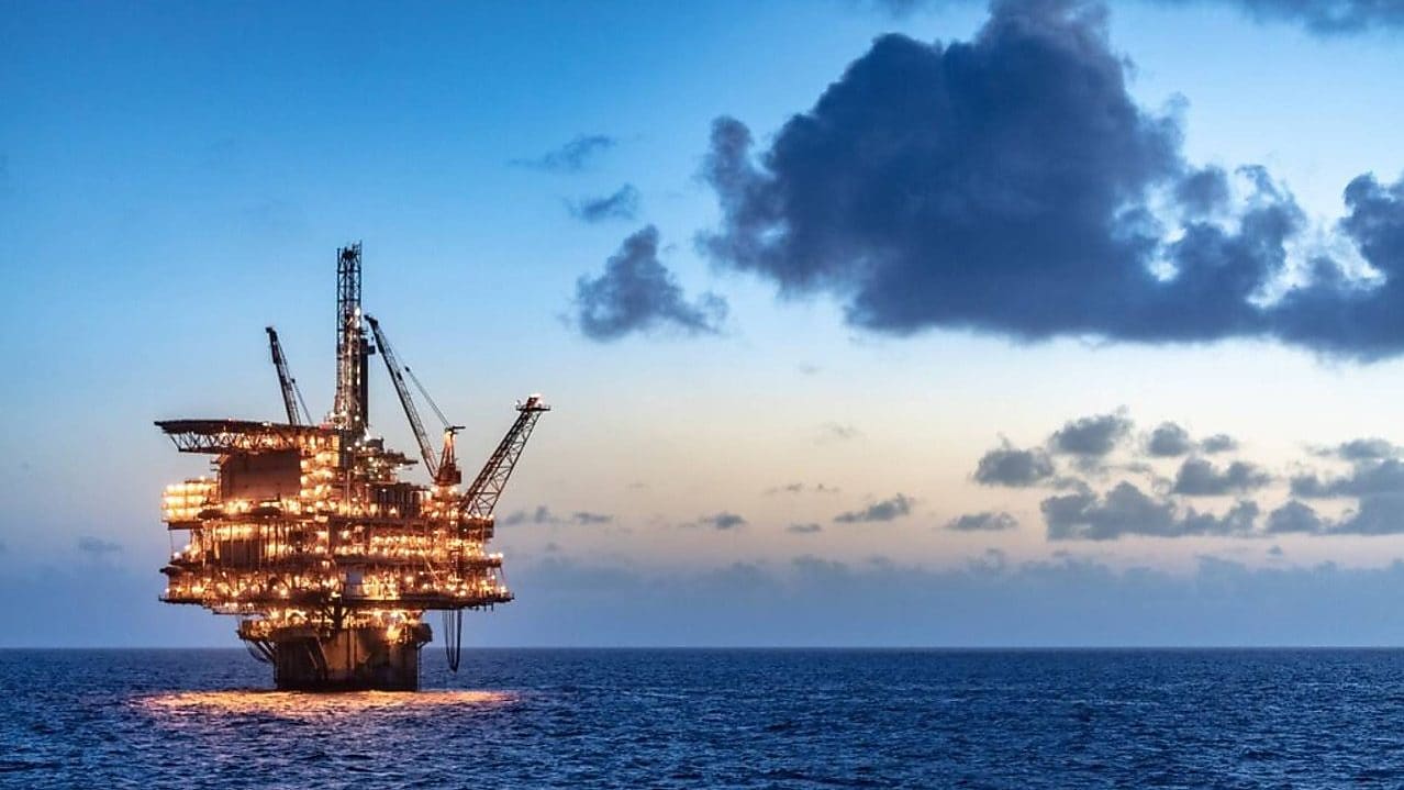 海上鑽油平臺夜間亮起