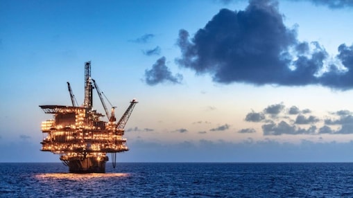 海上鑽油平臺夜間亮起