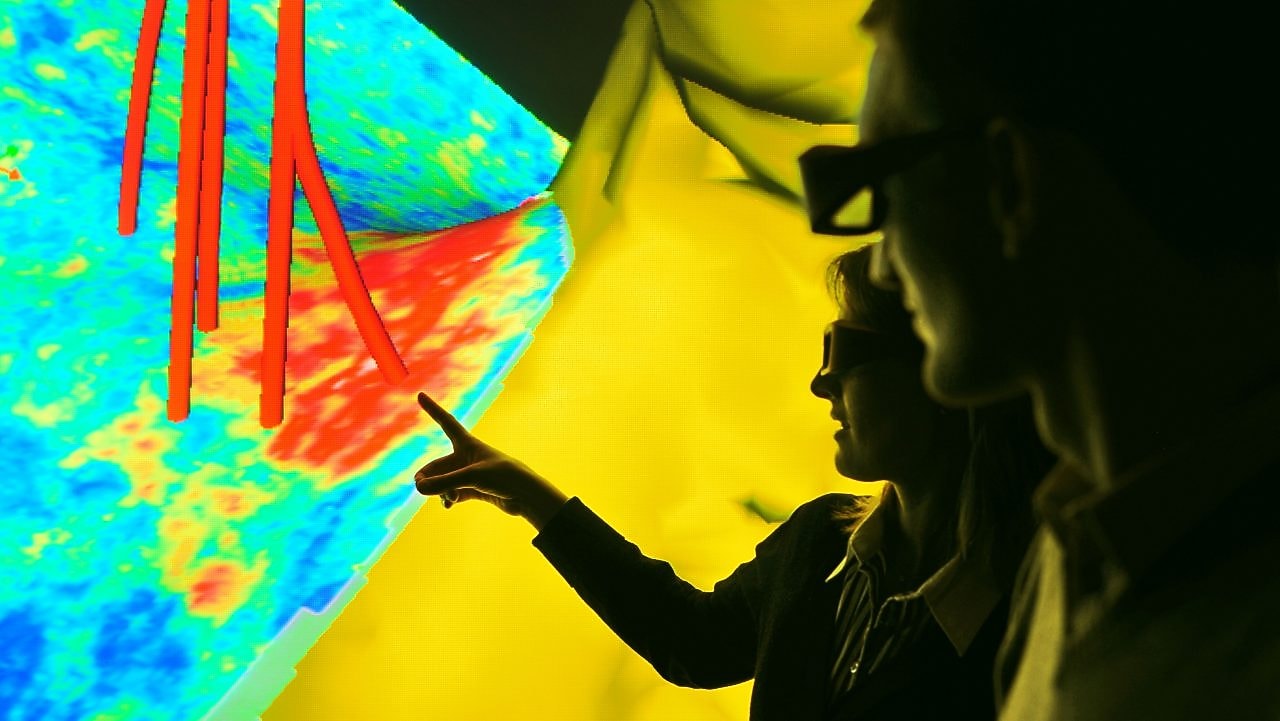 顯示井眼軌跡的地震圖像，展示如何整合不同來源的地底資料