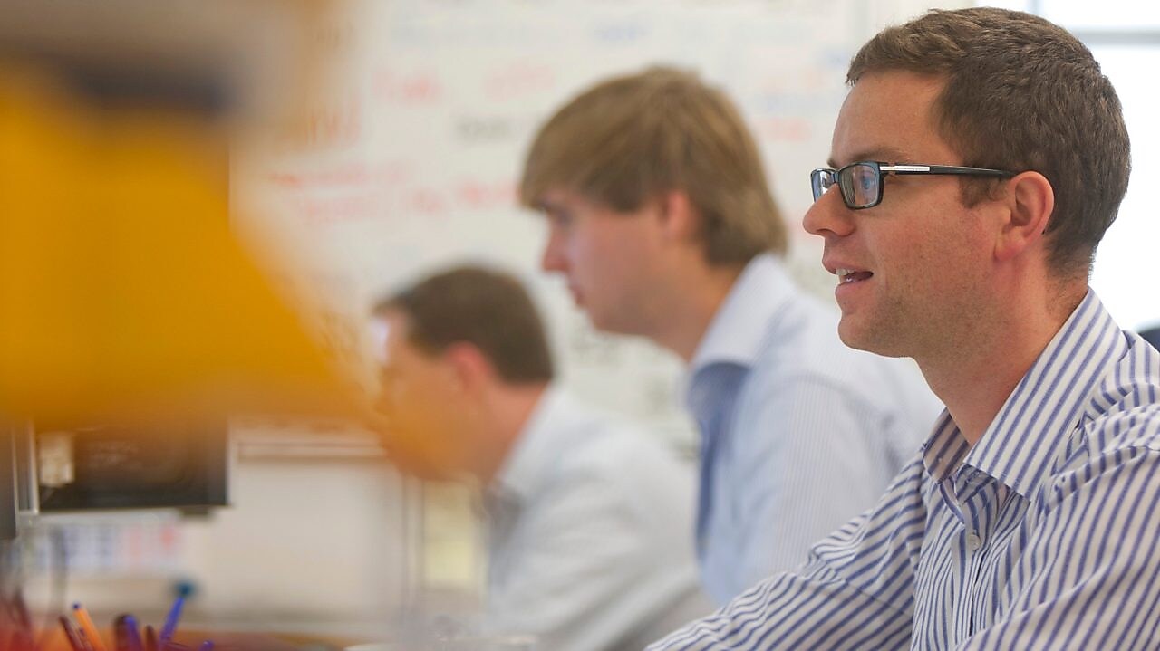 殼牌貿易人員在辦公室裡工作中