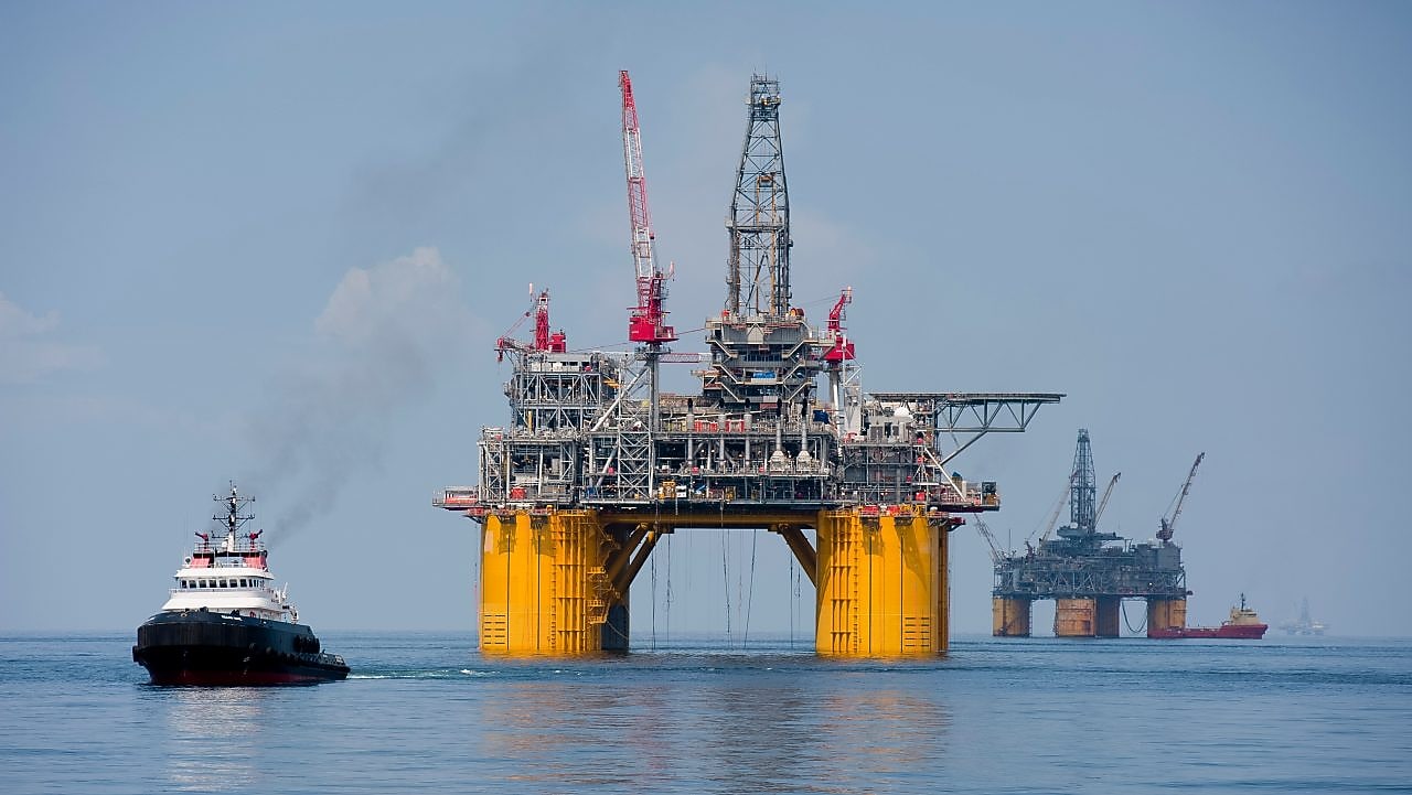 深海作業中的鑽油平台及船隻