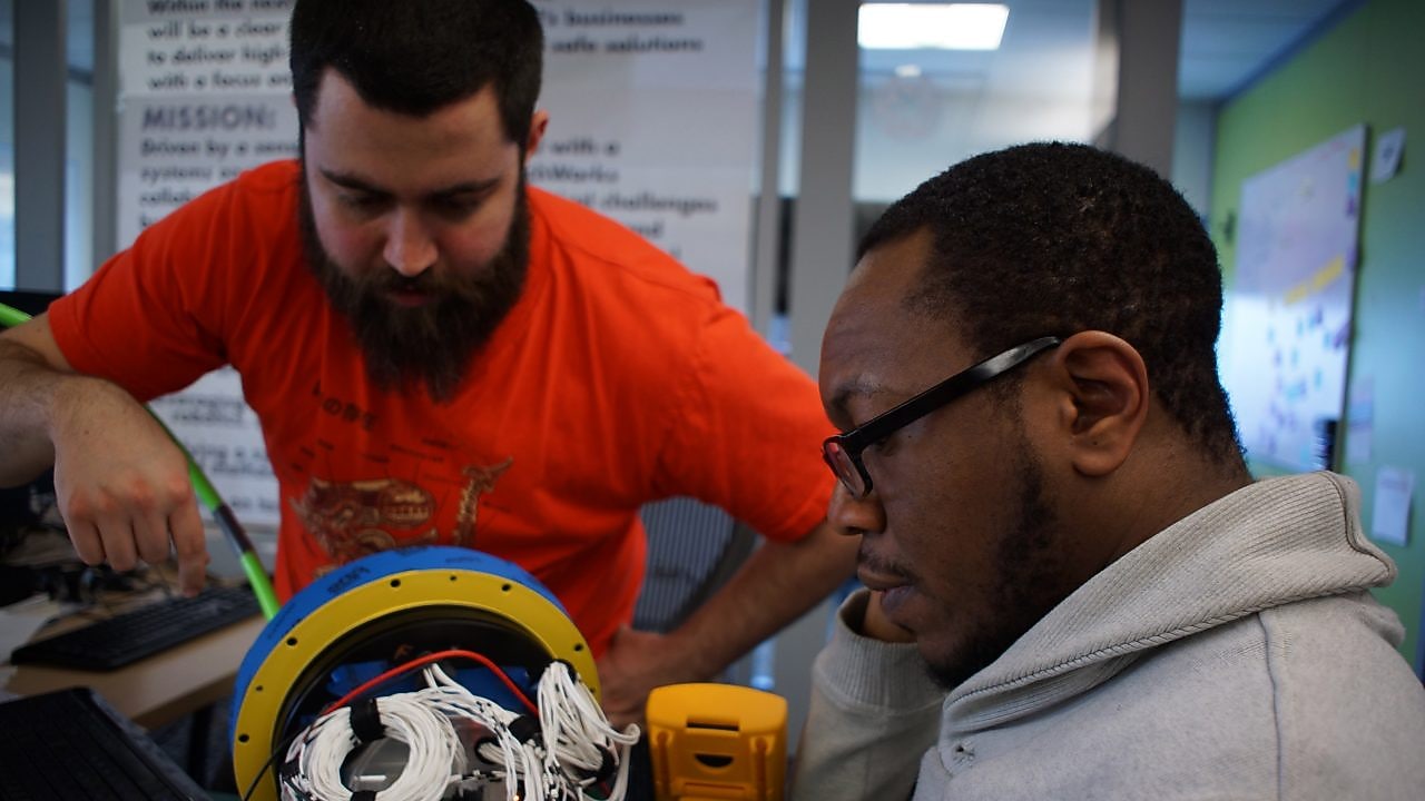 兩個人在維修機器