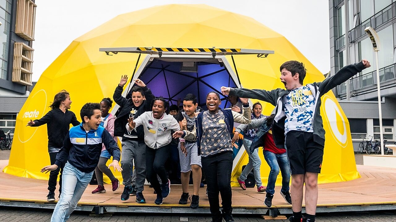 三個在遊戲場地玩耍的小朋友